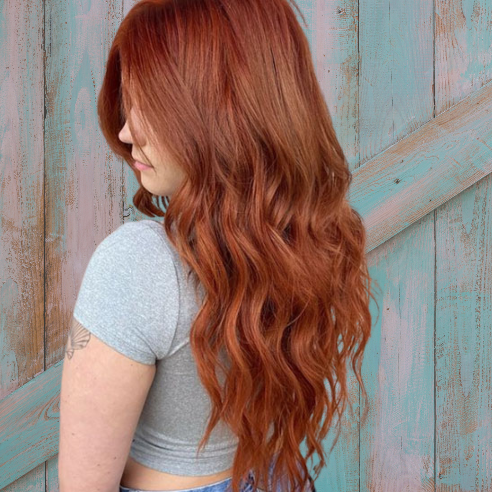 femme porte perruque rousse pour faire photo
