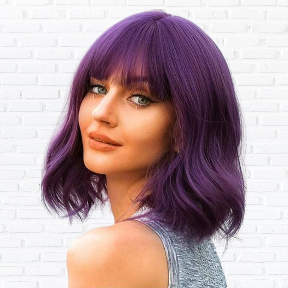 femme porte perruque violet en studio photo