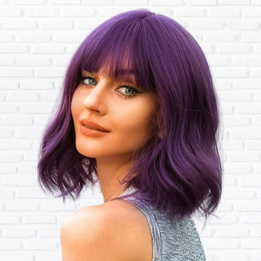 femme porte perruque violet en studio photo