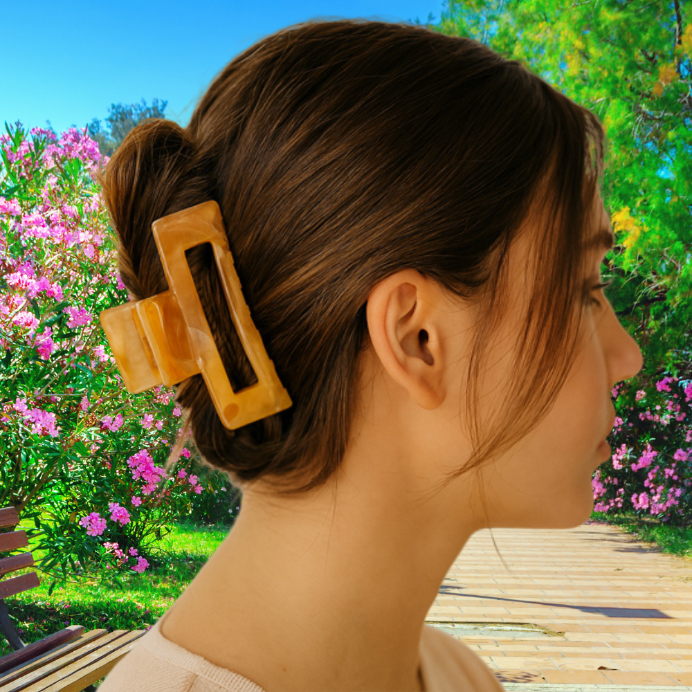 femme porte pince a cheveux brune au parc