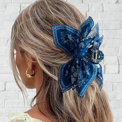 femme porte pince cheveux bandana couleur blanc bleu