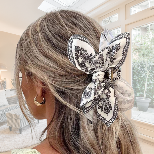 femme porte pince cheveux bandana couleur blanc noir