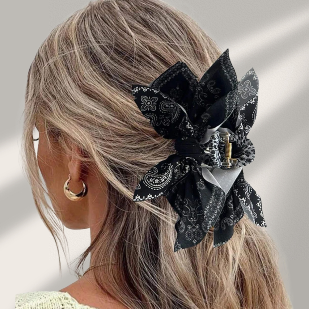 femme porte pince cheveux bandana couleur noir