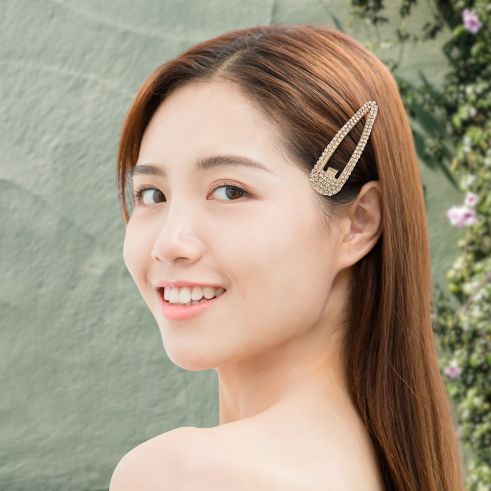 femme prote barrette pour les cheveux métal en séances photo
