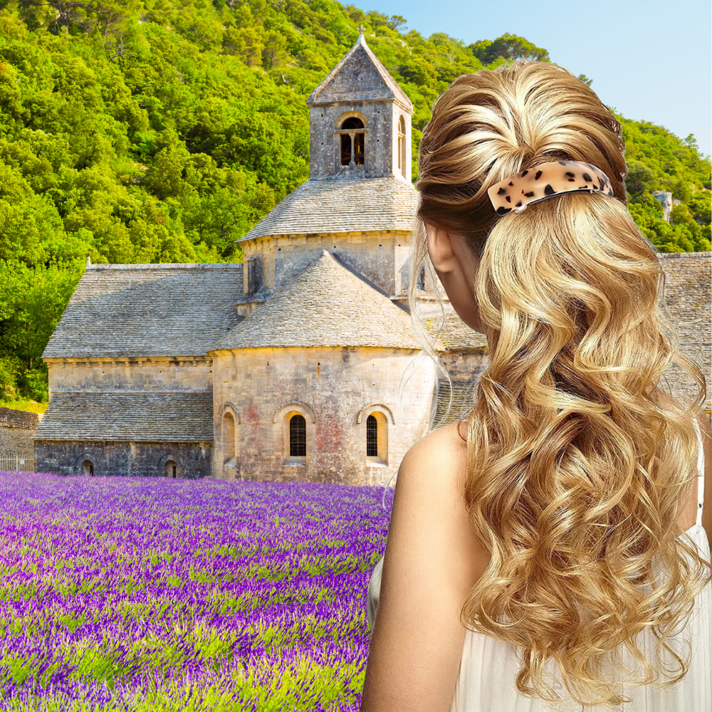 femme regarde champ lavande en provence barrette dans cheveux