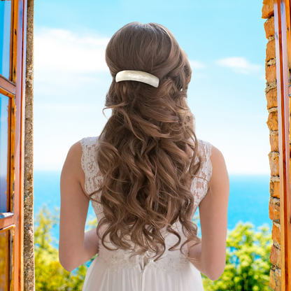 femme regarde par fenêtre avec barrette dans ses cheveux