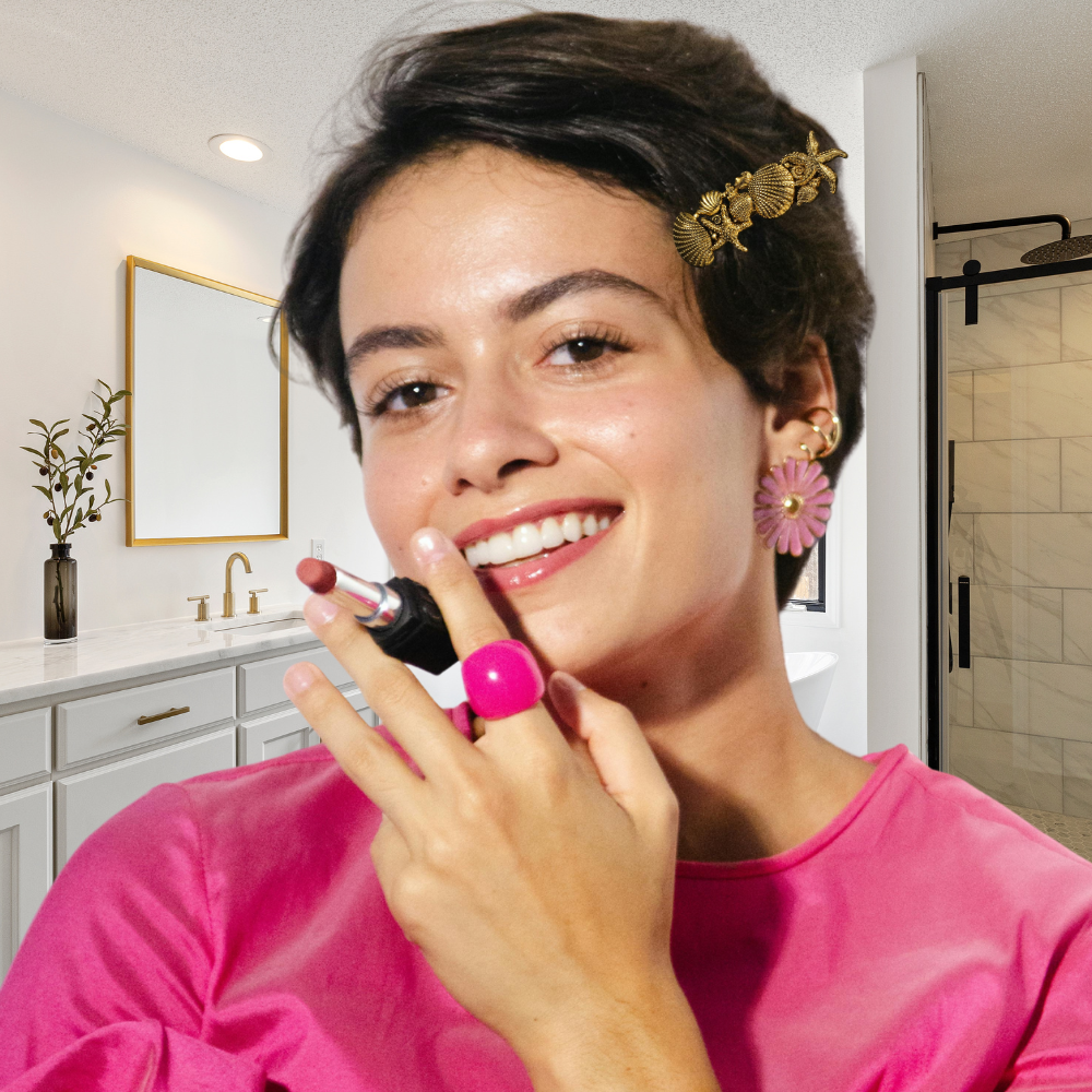 femme se prépare porte barrette cheveux femme chic en or