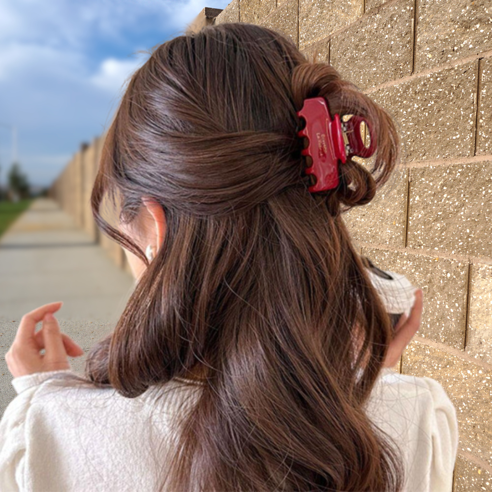 femme se promène avec sa pince a cheveux