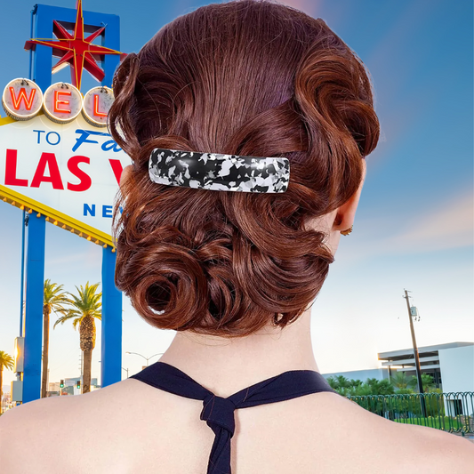 femme se promène dans rue los vegas barrette dans cheveux