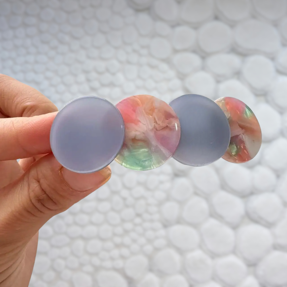 femme tient barrettes floral dans sa main