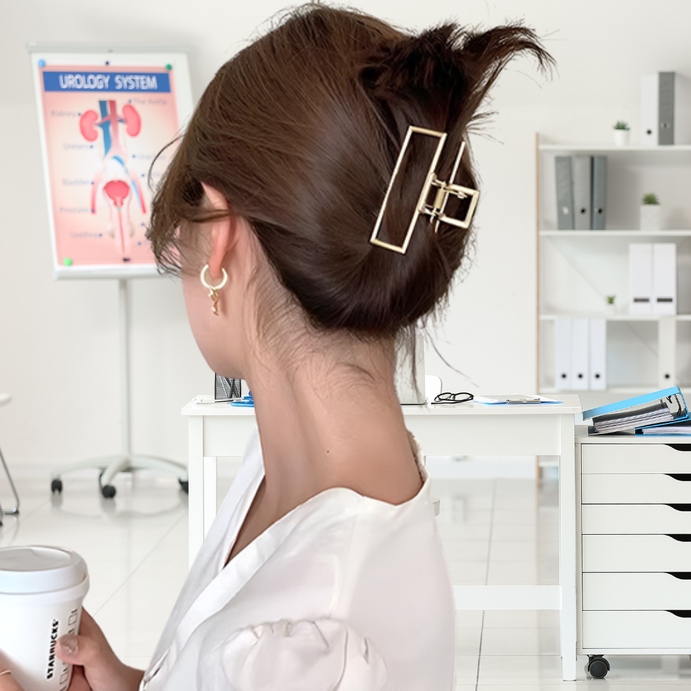 femme travail cabinet médical avec pince a cheveux carrée dorée