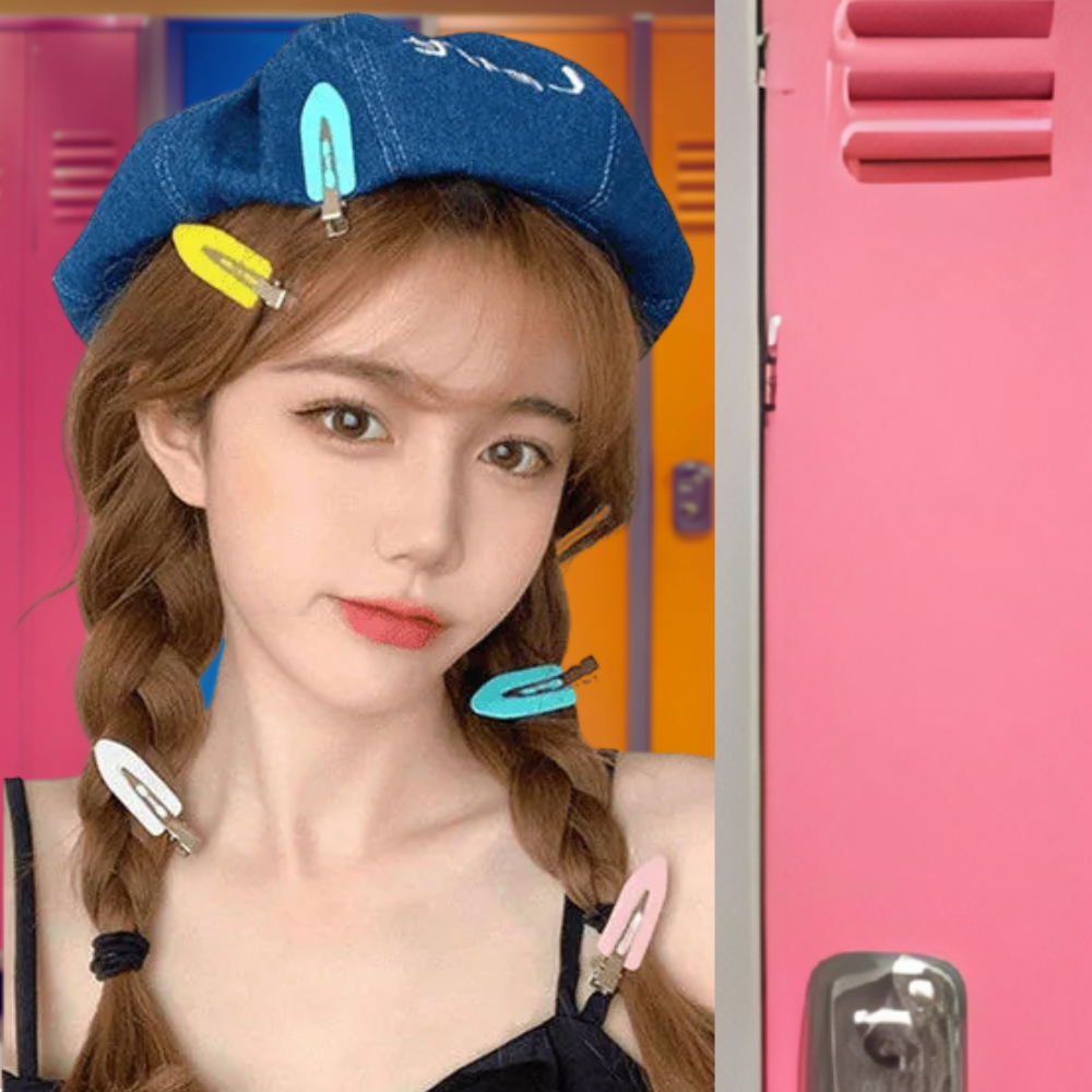 fille montre sa barrette cheveux femme à l'école