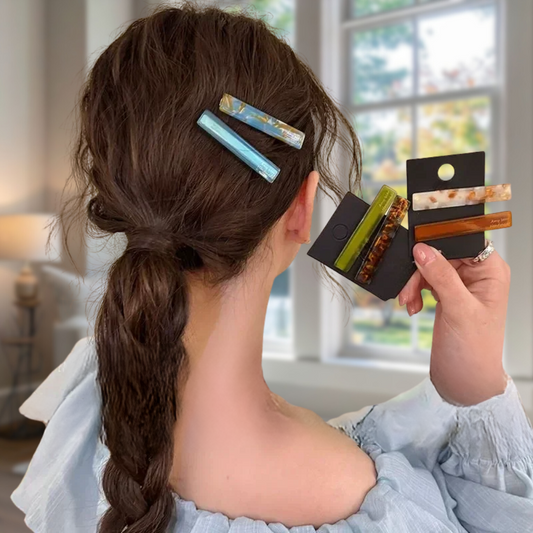 jeune fille montre sa barrette cheveux femme favori
