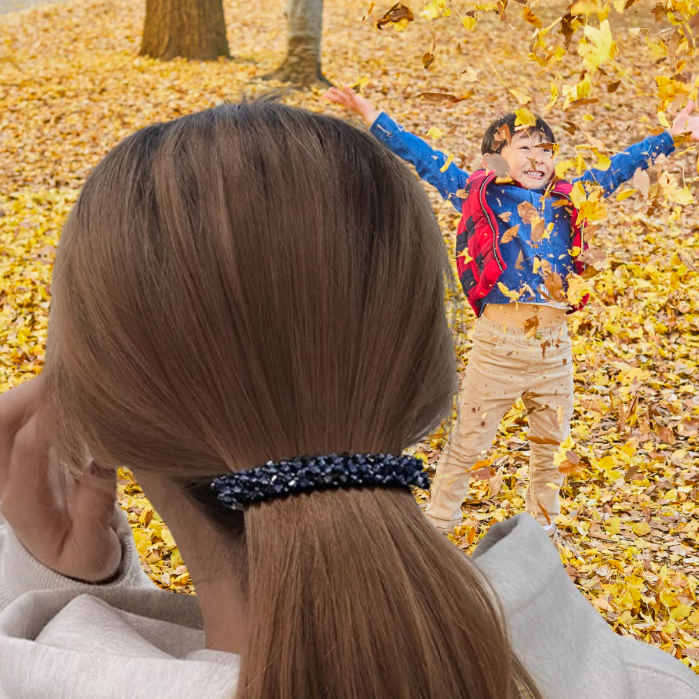 journée automne maman regarde son garçon jouer dans feuille