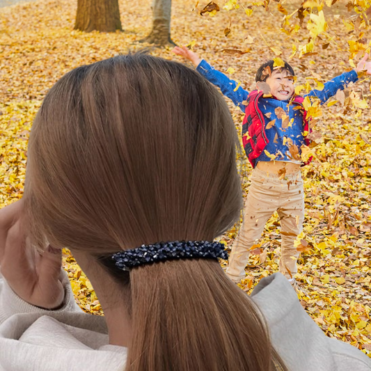 journée automne maman regarde son garçon jouer dans feuille