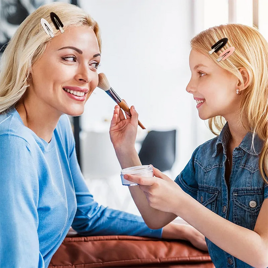 maman et sa fille se maquillent avec barrette cheveux femme