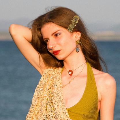 soirée plage femme porte barrette cheveux femme chic en or
