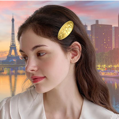 voyage paris jolie femme porte barrette cheveux femme